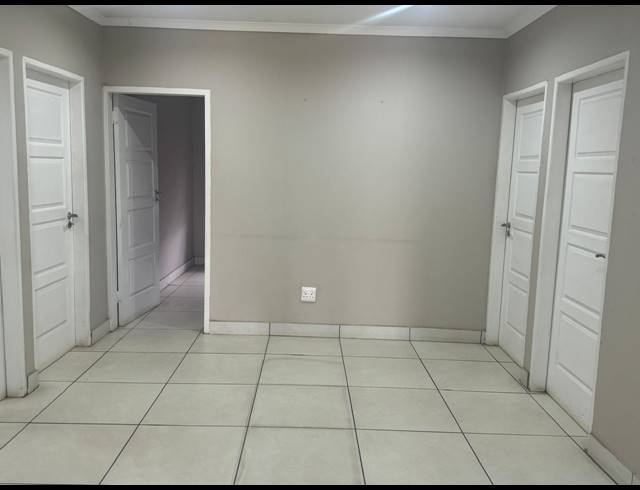 1,250M² BUSINESS TO LET IN MAPLETON